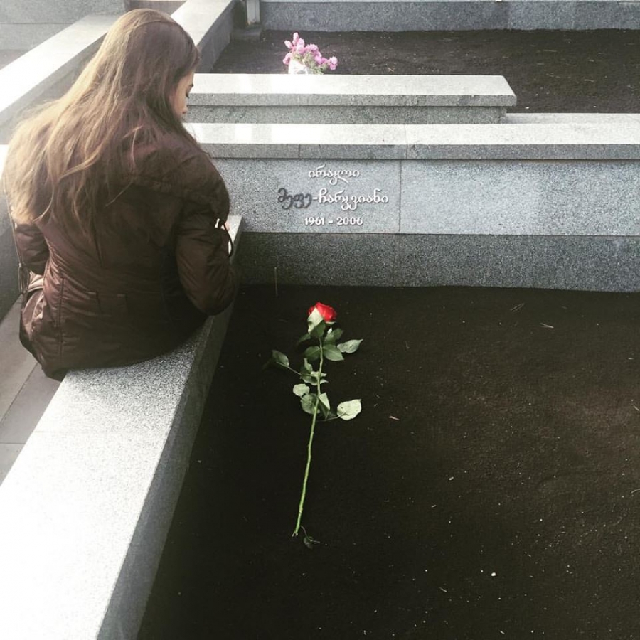 რა მიიტანა მამის საფლავზე ნანა ჩარკვიანმა დაბადების დღეზე Rating