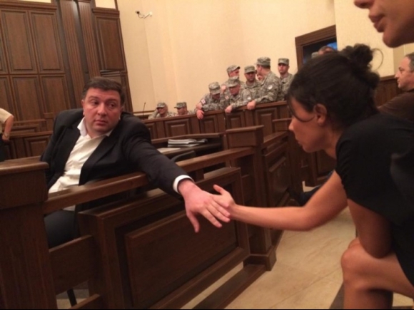 გიგი უგულავას ცოლი თხოვდება?„გადაეცით, მეუღლე სანდო თბილ ხელებში ჰყავს“ Rating