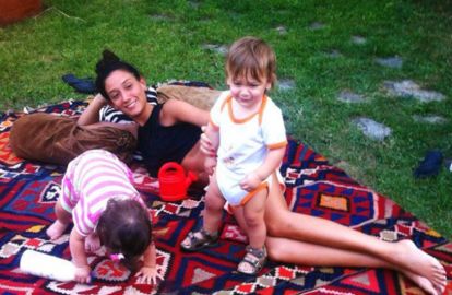 ნინი ბადურაშვილი დროს შვილთან და დის შვილთან ერთად ატარებს