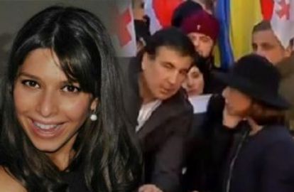 ვინ არის გოგონა, რომელიც სააკაშვილს თმას უსწორებს და ჩართვისთვის ამზადებს 