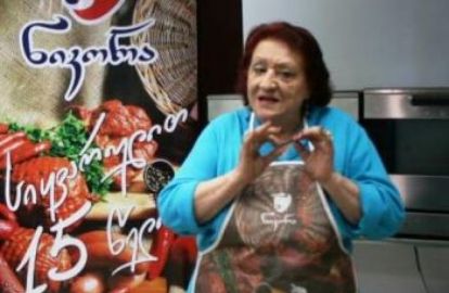 რას ახვედრებს შვილიშვილებს 