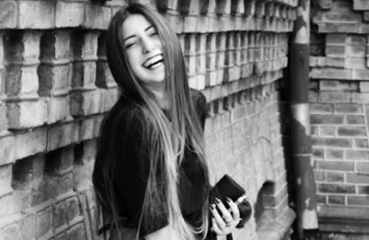 დამტვრეული ქანდაკებები და ფოტოზე გადატანილი ტკივილიანი სახეები