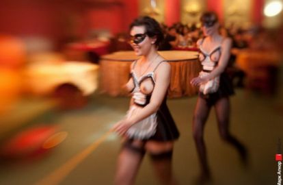 ნახევრად შიშველი ოფიციანტები ბარებსა და რესტორნებში