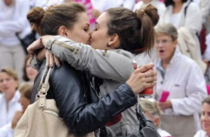 პასტორმა ქადაგების დროს მოკოცნავე გოგონები დააჭერინა