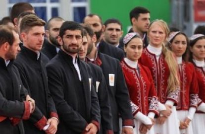 ვინ შექმნა ოლიმპიელების სამოსის დიზაინი, რომელმაც საზოგადოება აალაპარაკა
