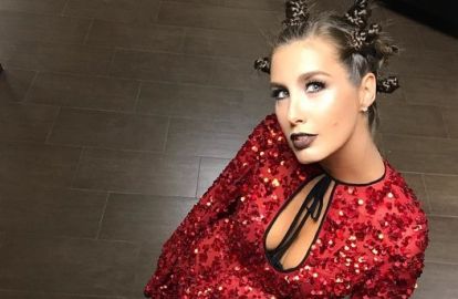 ქართული შტრიხები ქეთა თოფურიას ვარცხნილობაში და გამჭვირვალე ქვედა ბოლო - მომღერალმა კრემლში გამართულ კონცერტზე ორიგინალური იმიჯი მოირგო