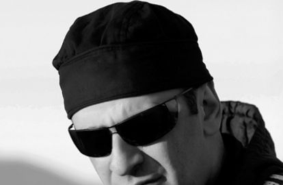 ქანდაკებად ქცეული ფოტო და ცაზე გამოსახული ორი ცისარტყელა