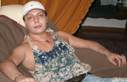 გია სურამელაშვილს ფეხსაცმელს საკუთარი დაცვის წევრი აცმევს