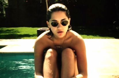 ლიზა ყენიას სკანდალური ფოტოსესიის შემდეგ საბრინას ამსგავსებენ - „უსწავლელად ფეხებს მიიღებ ამ ცხოვრებაში“