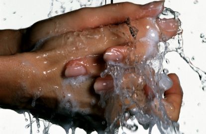 რატომ უნდა დაიბანოთ ხელები გაზიანი წყლით?
