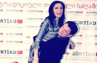 ზალიკო ბერგერმა დეპუტატი ანი მიროტაძე ხელში აიტაცა