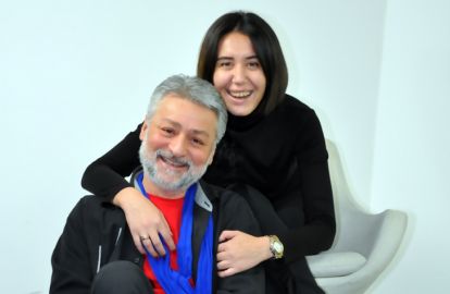 ვინ არის ქალი, რომელიც გია ჯაჯანიძესა და მაკა შალიკაშვილს შორის ჩადგა