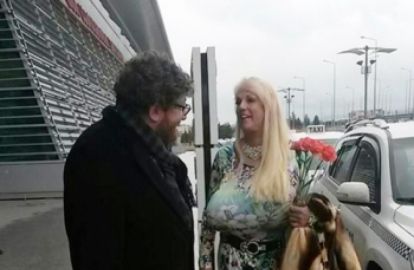  დამანგრეველი ძუძუების მქონე სიუზან საქსს აეროპორტში ჭოლა ყვავილებით დახვდა (+პაპარაცული ფოტოები)