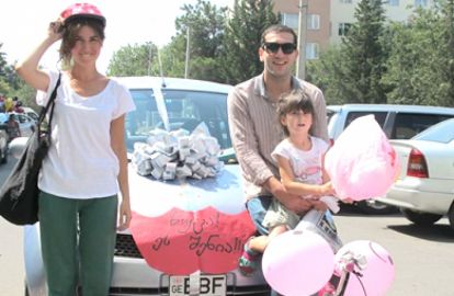 ახალი მოდა ვარსკვლავებისგან - სანდრექსამ მეუღლეს მანქანა აჩუქა