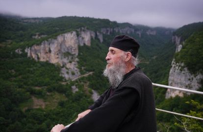 ქართველი ბერი 20 წელია მთის წვერზე მარტო ცხოვრობს