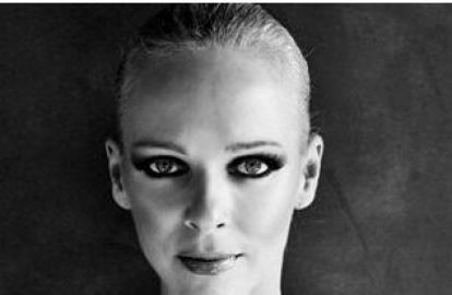 ტოპმოდელმა ანჯელინა ჯოლის კვალდაკვალ მოიკვეთა მკერდი და ფოტოსესია ჩაატარა