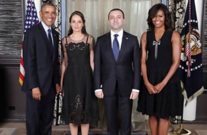 სკანდალი ნუნუკა თამაზაშვილის კაბის გარშემო – პრემიერის მეუღლეს ჩაცმულობა დაუწუნეს