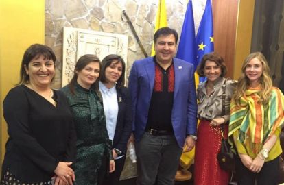 მიხეილ სააკაშვილს სოციალურ ქსელში ჩაცმულობის გამო აკრიტიკებენ - ''გემოვნებამ უთხრა: ნუ მეძებ'' 