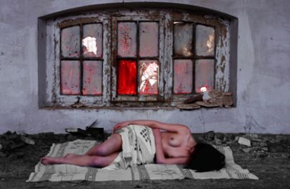 ქართული ნუდი და მიტოვებულ სახლში გამართული შიშველი ფოტოსესია