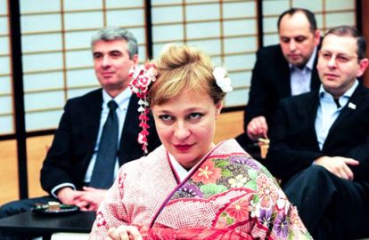 იაპონიაში პრეზიდენტმა და პირველმა ლედიმ ეროვნული სამოსი მოირგეს (+4 ფოტო)