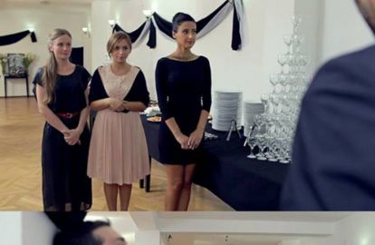 პრეზიდენტობის კანდიდატი „ჩემი ცოლის დაქალების“ რეჟისორისგან ბოდიშის მოხდას ითხოვს 