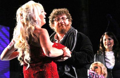 ვის ძუძუებში ჩარგო თავი ლევან წულაძემ