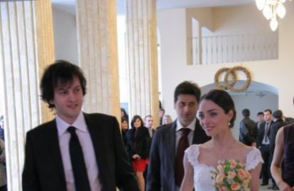 ირაკლი კობახიძის ულამაზესი ცოლ-შვილი - გაიცანით პარლამენტის მომავალი თავმჯდომარის ოჯახი