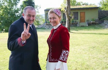 პრეზიდენტმა და პირველმა ლედიმ ქართველი ოლიმპიელების სამოსი მოირგეს - 