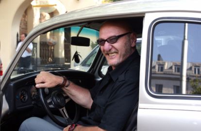 ჰიტლერისდროინდელ და ასლან აბაშიძის ნაქონ მანქანაში რომა რცხილაძეს შხაპი აქვს