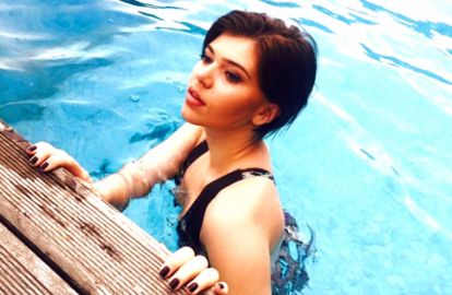 სექსუალური მარიტას ვნებიანი ფოტოსესია აუზზე