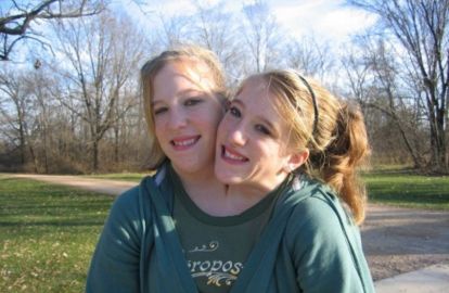 ორთავიანი ქალი მასწავლებლად მუშაობს