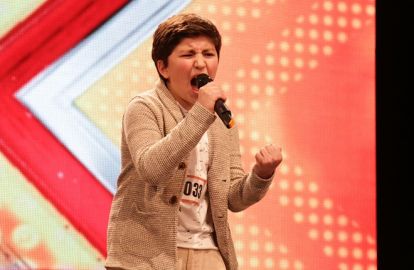 ''X ფაქტორის სცენაზე, ის აუცილებლად სათანადოდ გამოვა და კარგადაც იმღერებს'' რას წერს დათუნა ლაზარიშვილის ბებია შვილიშვილის ჯანმრთელობაზე