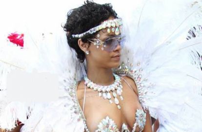 ნახევრადშიშველმა რიანამ კარნავალზე 