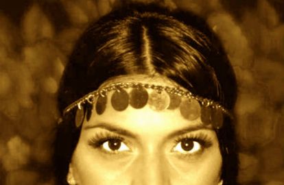 ვინ არის გოგონა, რომელიც რაგბის ყველა მატჩს იღებს