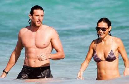 დემი მური თავისი შვილის ყოფილ შეყვარებულთან ცხოვრობს