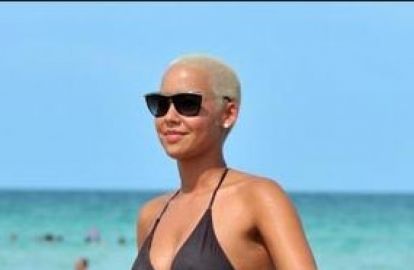 ცნობილი ლამაზმანები ზაფხულს პლაჟზე ხვდებიან 