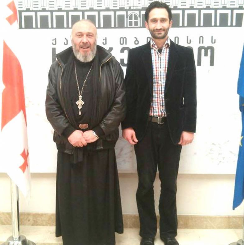 მიშა მესხი წითელ ხალიჩაზე სულიერ მამასთან ერთად გაივლის - არქიმანდრიტი ''ოსკარებზე''