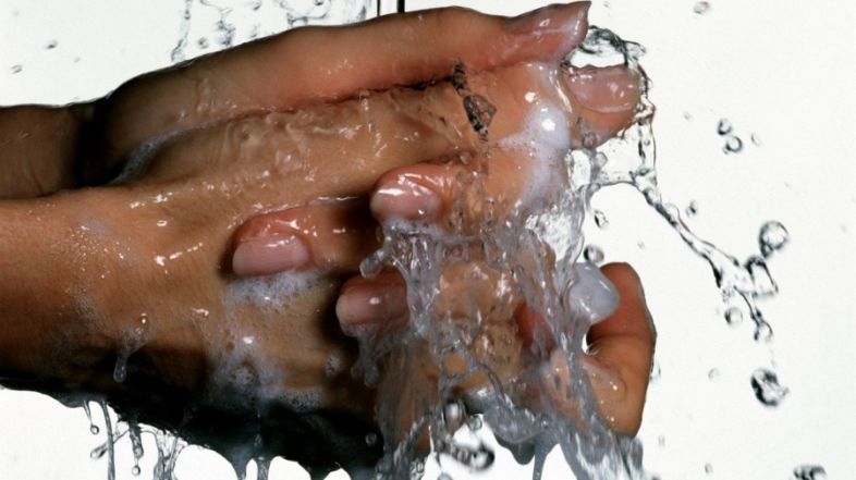 რატომ უნდა დაიბანოთ ხელები გაზიანი წყლით?