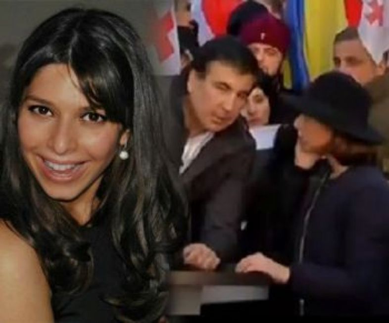 ვინ არის გოგონა, რომელიც სააკაშვილს თმას უსწორებს და ჩართვისთვის ამზადებს 