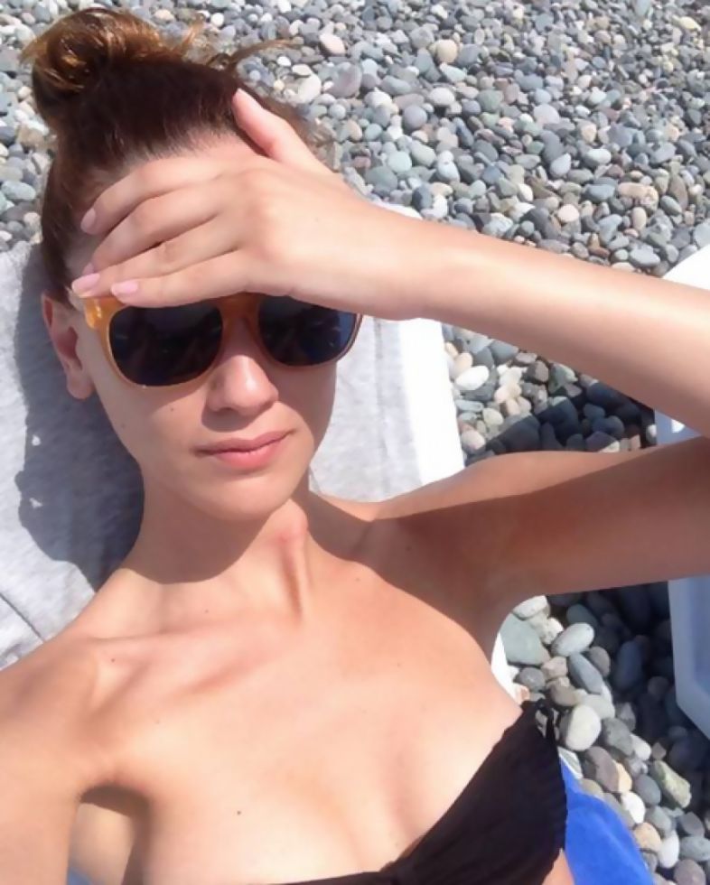 ვისთან ერთად ისვენებს ნინი ბადურაშვილი შავიზღვისპირეთში - მომღერლის პიკანტური ფოტოები