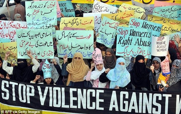 14 წლის პაკისტანელ გოგონას ბიძამ საწვავი შეასხა და დაწვა - "ღირსების სახელით" ჩადენილი მკვლელობა