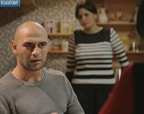 გიორგი ბოჭორიშვილის მისაბაძი საქციელი  - მსახიობი საკუთარ სადარბაზოს ალაგებს 