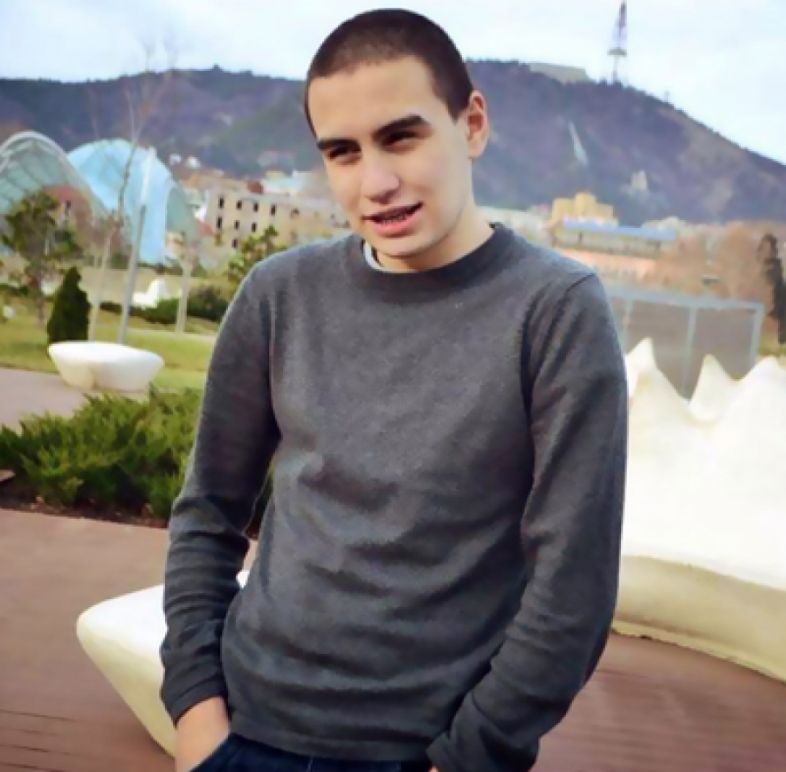 შორენა ბეგაშვილი თუ თამთა გოდუაძე - რომელ ქართველ ვარსკვლავს ირჩევს 17 წლის მხატვარი