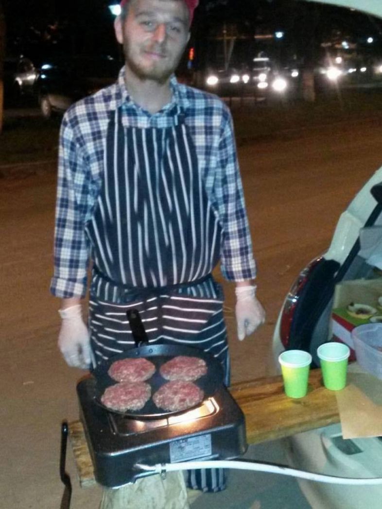 ვინ არის ახალგაზრდა ბიჭი რუსეთიდან, რომელიც სტიქიის მეორე დღეს მოხალისეებს ბურგერებს უფასოდ უმზადებდა