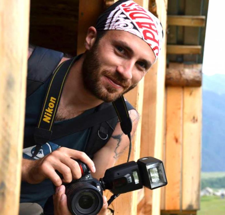 სილუეტებზე და ჩრდილებზე მონადირე ფოტოგრაფი, რომელმაც ''უცხოდ'' დარჩენა არჩია