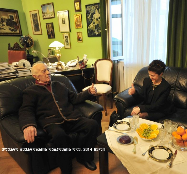 თეა წულუკიანმა ედუარდ შევარდნაძეს ბლოგი მიუძღვნა - „მან დაამარცხა ქუჩაში მორბენალი კალაშნიკოვები“...