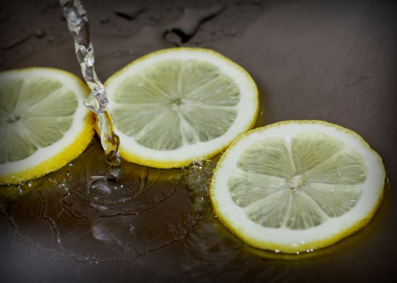 ათი მიზეზი იმისთვის რომ სასწრაფოდ გაიმზადოთ ლიმონიანი წყალი და დალიოთ