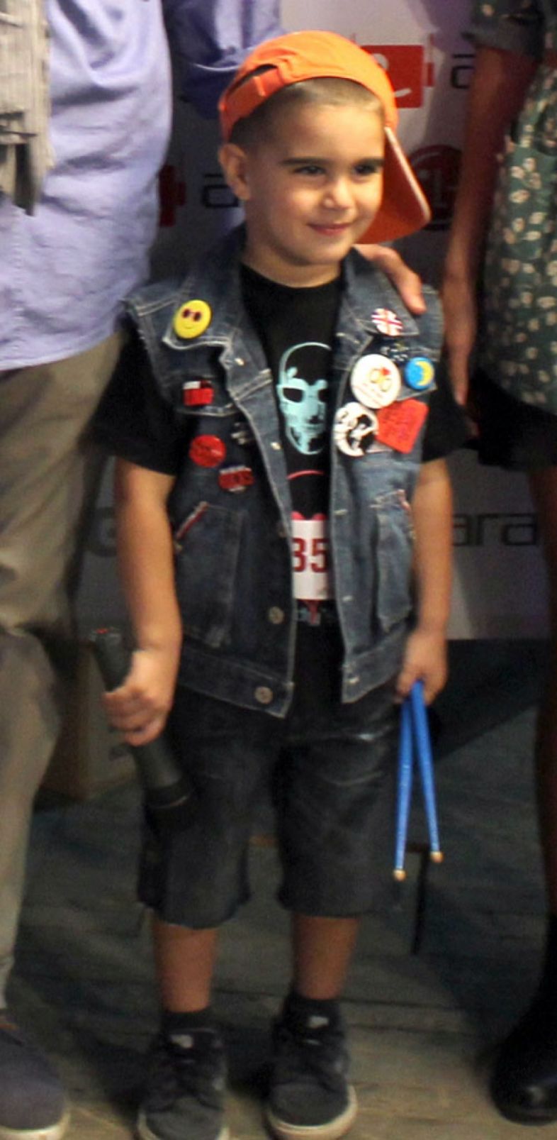 4 წლის ფენომენური დრამერი ქვაბებსა და ტაფებზე ვარჯიშობს