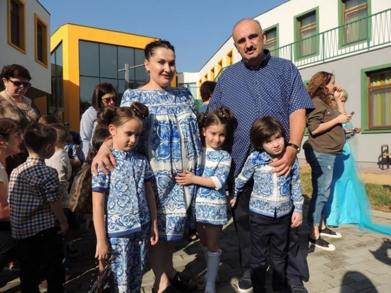"ჭრელაშვილები ვართ და გვინდოდა, ჭრელები ვყოფილიყავით" - დედა-შვილი დოლჩე-გაბანას ერთნაირი სამოსით ბაღის პირველ დღეს