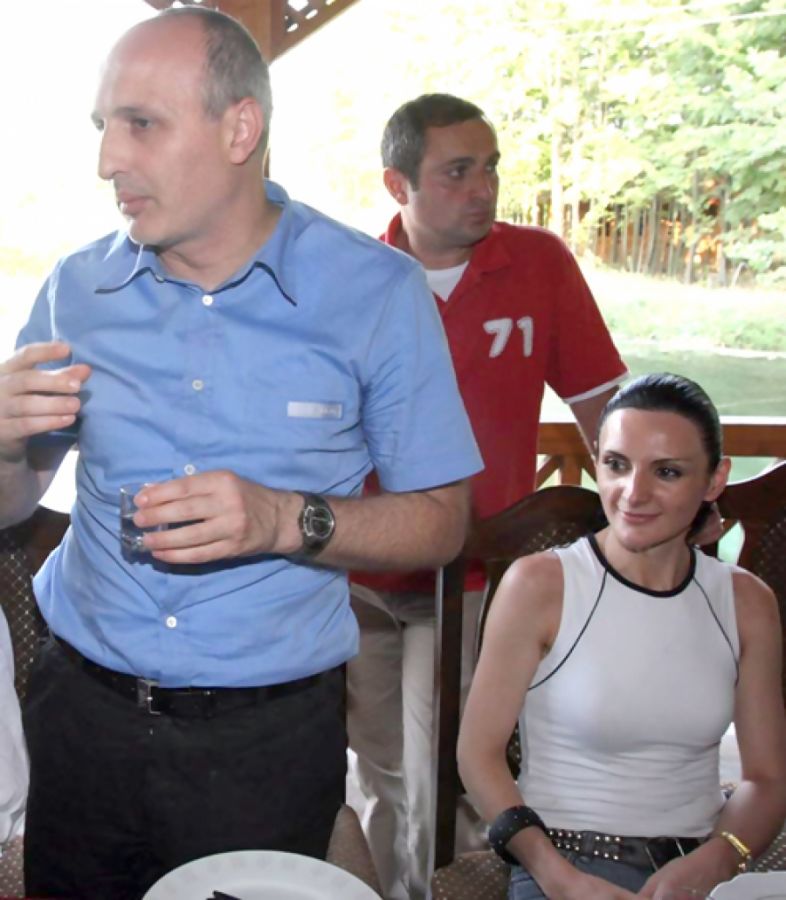 ანი მიროტაძე მერაბიშვილთან გადაღებულ ფოტოზე განმარტებას აკეთებს - ''ვერანდაზე იყო სუფრა გაშლილი''...